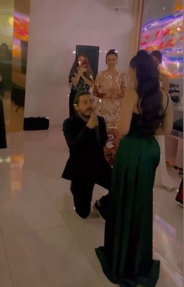 Azerbaycanli aktrisaya bir gunde iki surpriz: Evlilik teklifi ve luks avtomobil