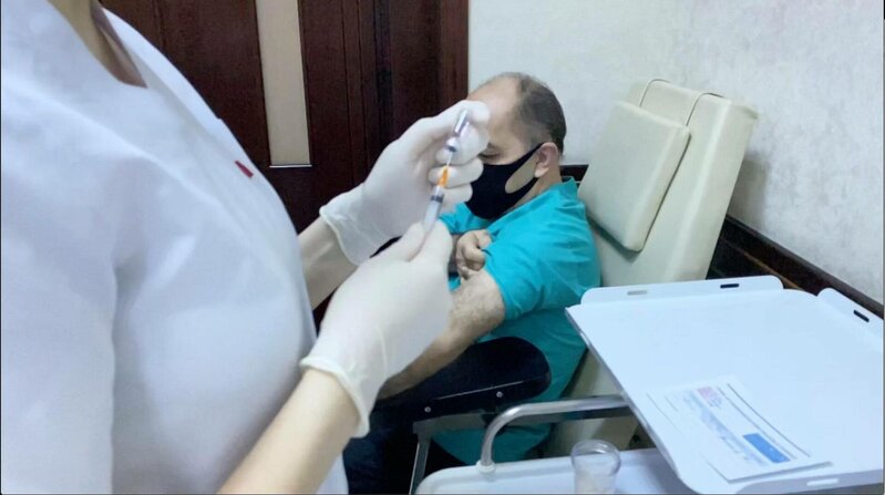 Vaksin vurduran Adil Qeybulladan VACİB CAGİRİSh - FOTO