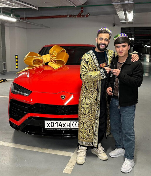 Azerbaycanli bloger izleyicisine yarim milyonluq avtomobil hediyye etdi - FOTO