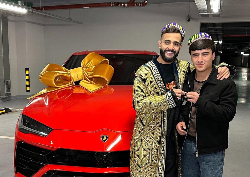 Azerbaycanli bloger izleyicisine yarim milyonluq avtomobil hediyye etdi - FOTO