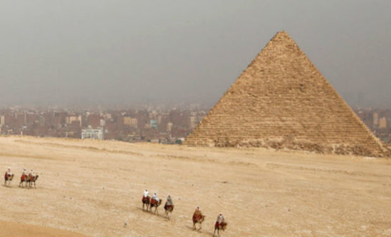 Misirde qalmaqal — Cutluk Xeops piramidasina dirmashib cinsi elaqeye girdi (FOTO / VİDEO)