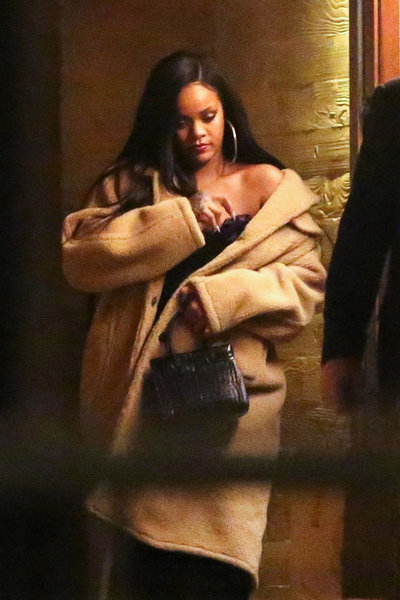 Rihanna Hesenle sham yemeyinde - Fotolar