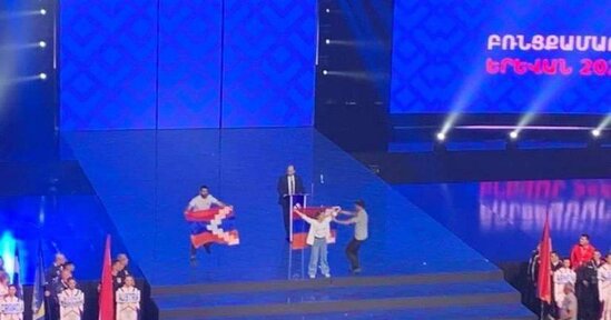 TEXRİBAT: Boks uzre Avropa cempionatinin acilish merasimine qondarma "Arsax" bayragi GETİRİLDİ