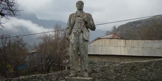 Leninin Azerbaycandaki sonuncu heykeli yixildi: "Ozumuz dagitdiq"