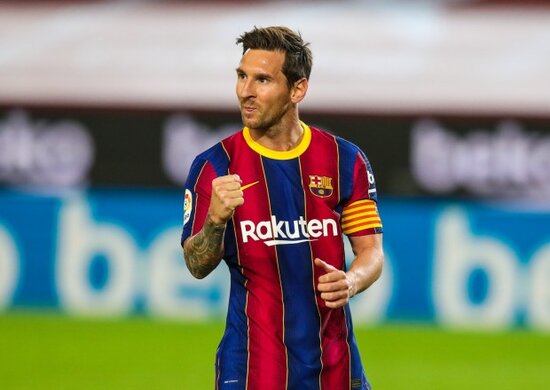 Messi "Barselona" ile omurluk muqavile imzalayir