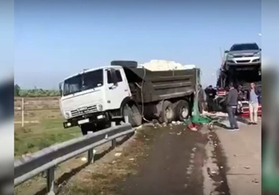 Baki-Qazax yolunda AGİR QEZA: TİR yuk mashinina cirpildi - VİDEO