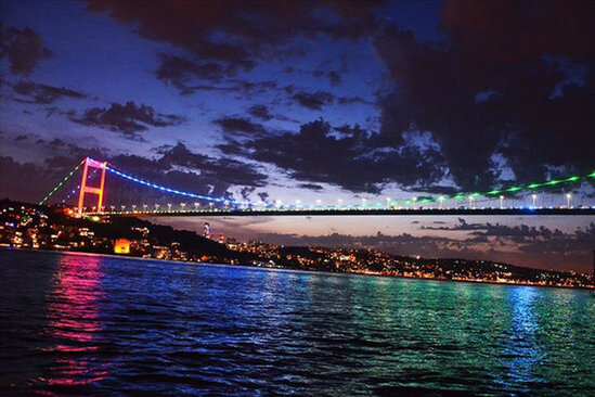 İstanbulun meshhur korpusu Azerbaycan bayraginin rengleri ile ishiqlandirilib - FOTO