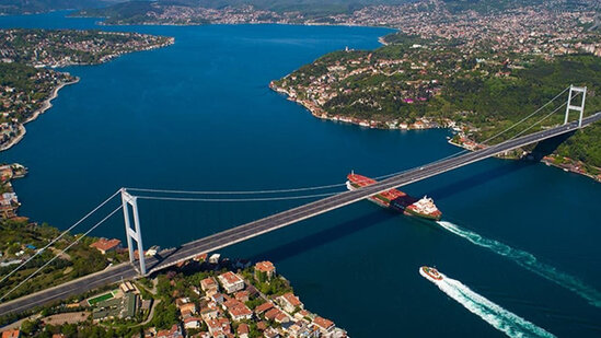 İstanbul bogazinda iki gemi toqqushub - FOTO