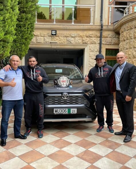 Azerbaycanli idmanciya avtomobil hediyye olundu - FOTO