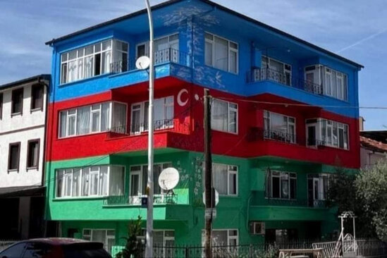 Eri xanimina hediyye olaraq evini Azerbaycan bayragina burudu